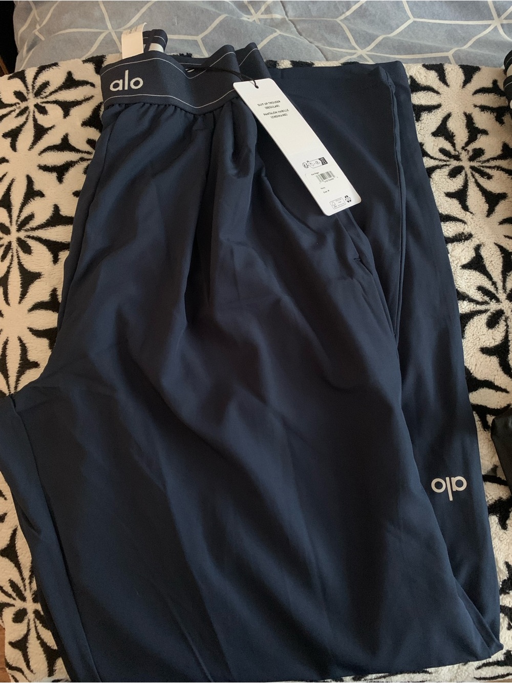 ALO Yoga Women’s Navy Jogger Pants